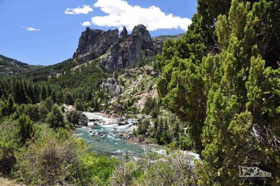 Um rio que mais parece um cartão postal, no Parque Lanin, região de San Martín de Los Andes, na Argentina